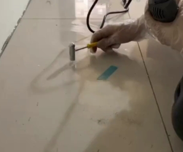 连平瓷砖开裂维修公司专业分享瓷砖在铺贴前如果没有沥干水分，将会导致以下问题